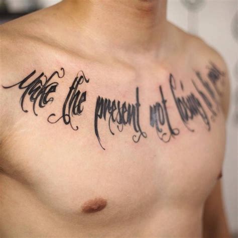 Tatuajes en el pecho letras para hombre